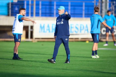 Mano Menezes, técnico do Grêmio, em treino no CT Luiz Carvalho