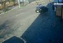 Dupla suspeita de roubar veículo de motorista de aplicativo é presa em Porto Alegre; veja vídeo do crime