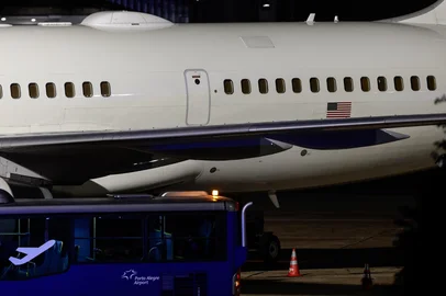 PORTO ALEGRE, RS, BRASIL, 19.08.2025: Avião do governo americano, sem identificação, pousou no aeroporto internacional Salgado Filho, às 17h13. Entre 17h35 e 19h05 funcionários da Receita Federal permaneceram na porta, junto com os supostos americanos. Em torno de 4 pessoas desceram do avião e aguardaram no ônibus da Fraport. Foto: André Ávila/ Agência RBSIndexador: Andre Avila<!-- NICAID(16105363) -->