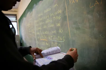 PORTO ALEGRE, RS, BRASIL 28/06/2016 - Especial DOC. Apagão de professores. Professor de 31 anos passou no concurso para lecionar no Estado em 2013, mas já pensa em abandonar a profissão por causa da falta de recursos, baixo salário e desrespeito dos alunos. (FOTO: CARLOS MACEDO/AGÊNCIA RBS).<!-- NICAID(12286454) -->