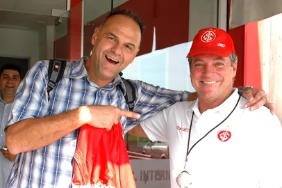#PÁGINA:40Futebol © 2007Oscar Schimitd visitou o Amigo Abel Braga  durante treino desta tarde, no estadio Beira Rio, em Porto Alegre - RS. FOTO: Marcelo Campos/Preview.com Fonte: Marcelo Campos/Preview.com Fotógrafo: Marcelo Campos<!-- NICAID(1923307) -->