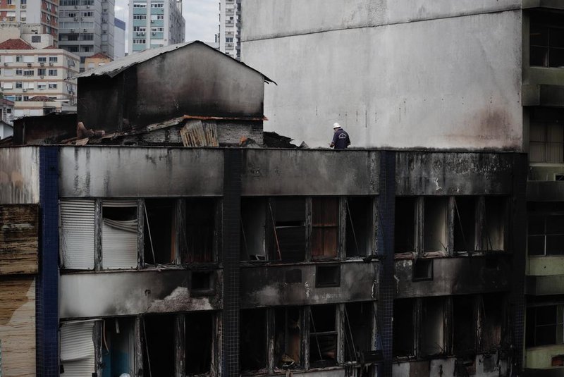 Porto Alegre, RS, Brasil, 26-04-2024: Incêndio em pousada na avenida Farrapos causa a morte de dez pessoas. Moradores de um prédio vizinho, que também funciona como Pousada Garoa, retiram seus pertences. Peritos examinam o local. Foto: Mateus Bruxel / Agência RBS<!-- NICAID(15746061) -->