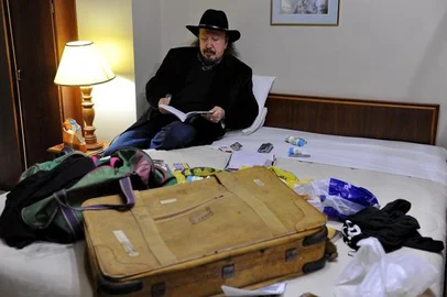 PORTO ALEGRE,RS,BRASIL,23/07/2013- Poeta Luiz de Miranda no quarto do hotel Porto Alegre residence onde está hospedado após o despejo.