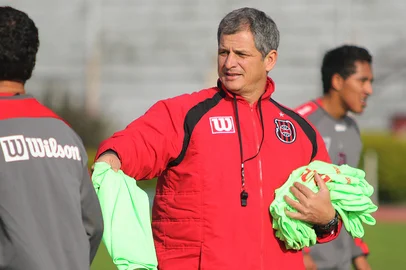 Técnico Fahel Júnior em treino do Brasil-Pe<!-- NICAID(4924532) -->