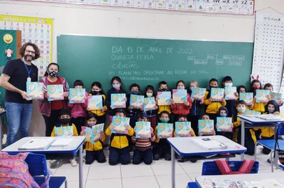 Crianças recebem exemplares da obra Paradouro Kids – O Livro. Na foto, alunos da escola Presidente Castelo Branco<!-- NICAID(15070135) -->