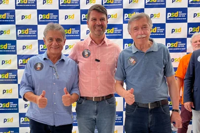 Neri, o Cartero, se filiou ao PSD em evento do partido em Porto Alegre. Na foto, ele está ao lado do presidente municipal da sigla, Roneide Dornelles, e do prefeito Adiló Didomenico.<!-- NICAID(16250535) -->