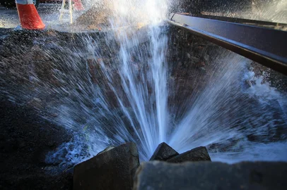 Ronaldo Bernardi / Agencia RBS PORTO ALEGRE, RS, BRASIL, 11-11-2025: Vazamento de água potável na R. Cipó. Foto: Ronaldo Bernardi/Agência RBS<!-- NICAID(16164765) -->