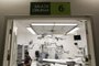 Porto Alegre, RS, Brasil, 15-06-2023: Preparação de sistema de cirurgia robótica em sala no novo bloco. Novas instalações do Bloco Cirúrgico do Hospital de Clínicas de Porto Alegre (HCPA) começam a receber pacientes a partir desta sexta-feira (16). Também passam a funcionar amanhã espaços de refeitório, conforto e estudo para os profissionais que atuam na área. Foto: Mateus Bruxel / Agência RBS<!-- NICAID(15456961) -->