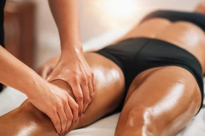 Anti Cellulite Thigh Massage in a Beauty Spa Salon. Anti cellulite female thigh massage at a beauty spa salon. Body care concept.Indexador: Stevica MrdjaFonte: 363203008<!-- NICAID(15592739) -->