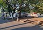 Carro capota, quatro pessoas ficam feridas e motorista foge em Porto Alegre
