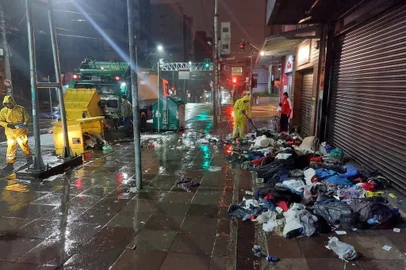 Roupas esparramadas na calçada da Estação Opera, na Rua Pinheiro Machado.<!-- NICAID(15483365) -->