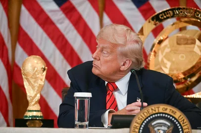 US President Donald Trump listens to Vice President JD Vance speak during a meeting with the White House Task Force on the FIFA World Cup 2026 in the East Room of the White house in Washington, DC, on May 6, 2025. The soccer world championship will take place from June 11 to July 19, 2026, and will be hosted by the US, Canada and Mexico. (Photo by Jim WATSON / AFP)Editoria: POLLocal: WashingtonIndexador: JIM WATSONSecao: politics (general)Fonte: AFPFotógrafo: STF<!-- NICAID(16056955) -->