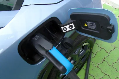 Carros eletricos em pelotas<!-- NICAID(16383915) -->