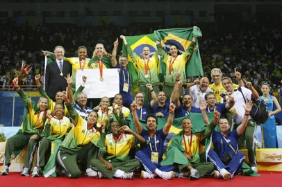 Olimpíadas 2008 - XXIX Jogos Olímpicos de Beijing 2008 - Competição de Vôlei de Quadra Feminino, realizada no Ginásio da Capital, em Pequim - Disputa da medalha de ouro entre Brasil s Estados Unidos. Na foto, as atletas brasileiras comemorando a conquista do ouro. Fonte: AP Fotógrafo: Andy Wong<!-- NICAID(103415) -->