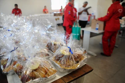 CAXIAS DO SUL, RS, BRASIL, 22/12/2023. Prefeitura de Caxias e voluntários entregam mais de 600 ceias de natal. No bairro reolon, foram 144 kits. (Bruno Todeschini/Agência RBS)Indexador: BTK<!-- NICAID(15632965) -->
