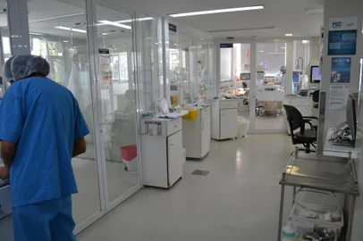 Hospitais reduzem estrutura voltada à covid-19 em Caxias. Na foto, UTI Hospital Virvi Ramos<!-- NICAID(14921389) -->