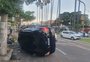 Motorista bate em dois carros, colide em árvore e capota veículo em Porto Alegre