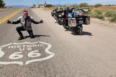 Gilberto Cavion foi até o Alasca de moto em viagem que durou quatro meses e passou por 17 países.<!-- NICAID(15532337) -->