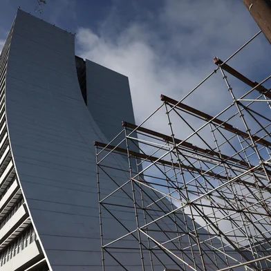 PORTO ALEGRE, RS, BRASIL, 29-07-2025: Início da montagem de estrutura da rampa de skate junto ao prédio do CAFF. Skatista da Red Bull realizará a descida da rampa em evento a ser realizado em setembro. Foto: Jonathan Heckler/Agência RBS<!-- NICAID(16089797) -->