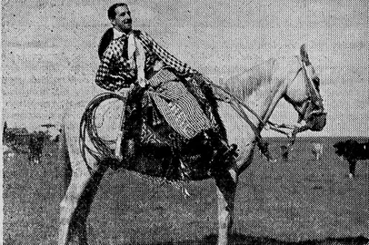 Pedro Raymundo adorava calvalgar. Foto usada em perfil na Revista do Rádio em 1950.<!-- NICAID(14972395) -->