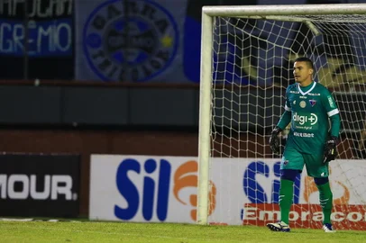 Grêmio enfrenta o Fortaleza no Estádio Centenário, em Caxias do Sul, pela oitava rodada do Brasileirão. Na foto, o goleiro do Fortaleza, Felipe Alves<!-- NICAID(14114116) -->