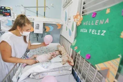 PORTO ALEGRE, RS - 18/11/2021 - Hellena da Silva Smaniotto, internada desde o nascimento, em 13/1, prematura, ficou internada por necessidade de oxigênio. Em março, teve covid grave, depois várias complicações. Terá alta nesta quinta-feira (18). Irmã gêmea já está em casa. Família é de Riozinho. Na imagem, a criança e sua mãe, Aline O. da Silva. FOTO: Lauro Alves / Agência RBS<!-- NICAID(14944339) -->