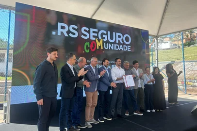 O governo do Estado assinou nesta sexta-feira (25) a ordem de início da execução do projeto que irá revitalizar espaços públicos no bairro Santa Tereza, zona sul de Porto Alegre. A iniciativa faz parte do programa RS Seguro COMunidade, que tem objetivo de integrar policiamento e benefícios sociais para comunidades carentes.<!-- NICAID(16024429) -->