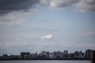 PORTO ALEGRE, RS, BRASIL, 10-03-2026: CLIMA. Massa de ar polar estacionada sobre a costa do RS diminui temperatura e deixa céu encoberto. Foto Jonathan Heckler/Agência RBS<!-- NICAID(16242064) -->