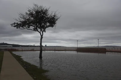 PORTO ALEGRE, RS, BRASIL, 30-06-2025: Nível do Guaíba segue acima da cota de alerta, mas em estabilidade desde o fim da noite de domingo (29), em Porto Alegre. De acordo com a Climatempo, após a instabilidade no fim de semana, a segunda-feira (30) deve marcar o começo da mudança no clima. Foto: Mateus Bruxel/Agência RBS<!-- NICAID(16070133) -->