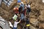 EDITORS NOTE: Graphic content / People carry the corpse of a victim out of the rubble after a mudslide in Petropolis, Brazil on February 16, 2022. - Large scale flooding destroyed hundreds of properties and claimed at least 34 lives in the area. (Photo by CARL DE SOUZA / AFP)<!-- NICAID(15018573) -->