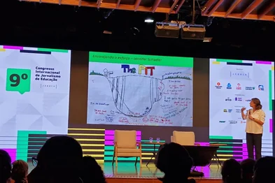 Em palestra concedida durante o 9º Congresso Internacional de Jornalismo de Educação, iniciado em São Paulo nesta segunda-feira (25), a pesquisadora Jo Boaler, da Universidade de Stanford, apresentou uma metodologia que embasou uma plataforma hoje utilizada em duas em cada três escolas norte-americanas, que tem trazido bons resultados. Entre as conclusões, a professora alerta: para aprender matemática, o erro não deve ser evitado, e sim valorizado, e é preciso investir em uma abordagem multidimensional que vá além dos números. <!-- NICAID(16109777) -->
