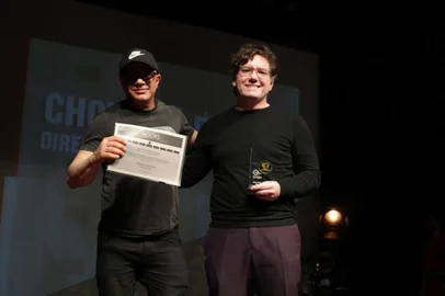 No último sábado, 24, o curta foi escolhido pela Associação de Críticos de Cinema do RS como o Melhor Filme Regional do 1º Festival de Cinema de Canoas. Ao todo, 32 obras participaram dos três dias de programação envolvendo exibições e bate-papos. Na foto: roteirista Marco Souto e o ator Marcelo Ádams recebendo o prêmio<!-- NICAID(15467592) -->