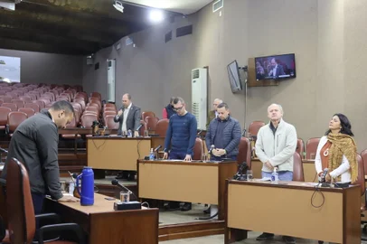 Vereador Elisandro Fiuza (Republicanos) dirige oração pela recuperação da vereadora Estela Balardin (PT), internada na UTI do Hospital Geral.<!-- NICAID(15056421) -->