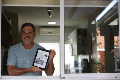 Imagens do leitor, Jorge Luiz Pires de Souza lendo a ZH pelo aplicavo em seu tablet. Foto: Lauro Alves  / Agencia RBS<!-- NICAID(15081558) -->