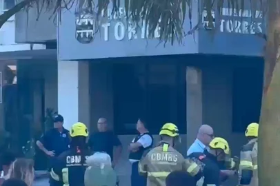 Evacuação prefeitura de Torres<!-- NICAID(15998839) -->
