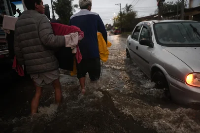 CANOAS, RS, BRASIL, 18-06-2025: Bairro Matias velho em Canoas novamente é alagado devido a forte chuva. Foto: Jonathan Heckler/Agência RBS<!-- NICAID(16062422) -->