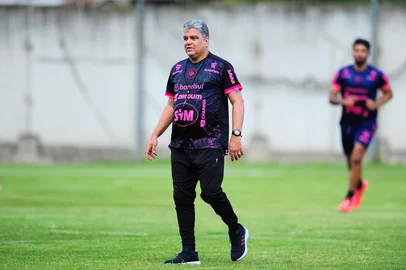 Porthus Junior / Agencia RBS CAXIAS DO SUL, RS, BRASIL, 02/02/2025. Treino do Caxias no CT Baixada Rubra Vanderlei Bersaghi. A SER Caxias irpa enfrentar o Ypiranga, em jogo único, pelas quartas de final do Campeonato Gaúcho 2026. Na foto, primeiro treino do novo técnico, Marcelo Cabo. (Porthus Junior/Agência RBS)Indexador: BTK<!-- NICAID(16217118) -->