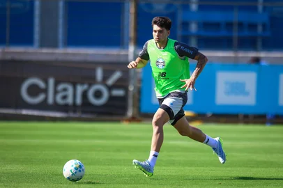 RS - FUTEBOL/ TREINO GREMIO 2026 - ESPORTES - Jogadores do Gremio realizam treino tÃ©cnico durante a manha desta quinta-feira, no CT Luiz Carvalho, na preparaÃ§Ã£o para a partida valida pelo Campeonato Brasileiro 2026. Na foto, Leonel Pérez. FOTO: LUCAS UEBEL/GREMIO FBPA<!-- NICAID(16281410) -->