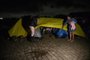 PORTO ALEGRE, RS, BRASIL, 22.11.2023: Moradores da região das Ilhas acampam às margens da rodovia BR-116 devido ao alagamento do Guaíba. Foto: Camila Hermes/Agencia RBS<!-- NICAID(15606218) -->