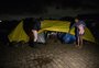 À luz de velas, com mosquitos e animais peçonhentos: a noite nos acampamentos nas ilhas