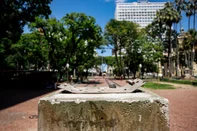 PORTO ALEGRE, RS, BRASIL, 22-01-2026: Fotos para matéria sobre busto de José Artigas que sumiu da praça da Alfândega, assim como outras duas placas históricas também. A prefeitura disse que retirou os itens para protegê-los de possíveis furtos, a exemplo do que aconteceu com uma placa que homenageava Mario Quintana. Ainda não há previsão para que voltem ao local.(Foto: André Ávila/Agência RBS)Indexador: Andre Avila<!-- NICAID(16209238) -->