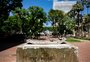 Após furtos, prefeitura remove bustos e placas históricas de praça no centro de Porto Alegre