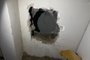 Criminosos abriram buraco na parede em agência bancária da avenida Benjamin Constant, zona norte de Porto Alegre<!-- NICAID(15392499) -->