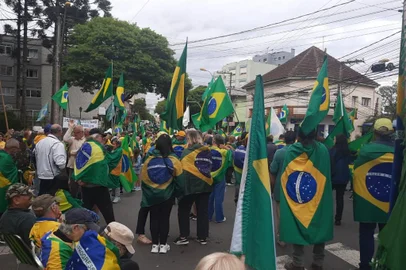 **FOTOGRAFIA A PEDIDO DE CIRO FABRES** Apoiadores do presidente Jair Bolsonaro fazem mobilização na frente de quartel em Caxias do Sul, que teve também motociata.Foto: Sabiá da Serra, Divulgação<!-- NICAID(15298814) -->