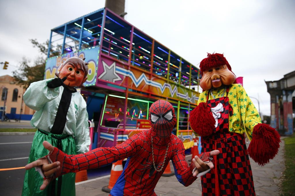 Com Homem-Aranha e Fofão dançarinos, carreta-balada chama atenção nas ruas  de Porto Alegre