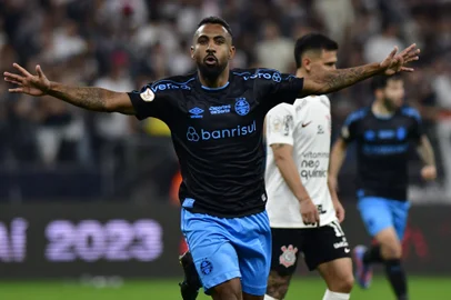GOL DE GALDINO DO GRÊMIO, DURANTE PARTIDA CONTRA A EQUIPE DO CORINTHIANS , VÁLIDA PELA DÉCIMA QUINTA RODADA DO CAMPEONATO BRASILEIRO, REALIZADO NA NEO QUIMICA ARENA, ZONA LESTE DE SAO PAULO, NA NOITE DESTA SEGUNDA-FEIRA(18).SP - CORINTHIANS-GRÊMIO-GOL - ESPORTES - Gol de Galdino do Grêmio, durante partida contra a equipe do Corinthians , válida pela décima quinta rodada do Campeonato Brasileiro, realizado na Neo Quimica Arena, zona leste de Sao Paulo, na noite desta segunda-feira(18). 18/09/2023 - Foto: EDUARDO CARMIM/AGÊNCIA O DIA/AGÊNCIA O DIA/ESTADÃO CONTEÚDOEditoria: ESPORTESLocal: SÃO PAULOIndexador: EDUARDO CARMIMFonte: Agência O DiaFotógrafo: AGÊNCIA O DIA<!-- NICAID(15544383) -->