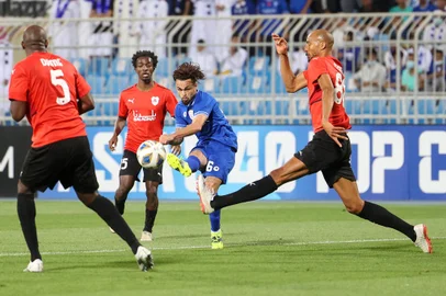 Hilal's forward Michael (C) is closed down by Rayyan's midfielder Steven Nzonzi (R) during the AFC Champions League group A match between Qatar's Al-Rayyan and Saudi Arabia's Al-Hilal on April 11, 2022, at the Prince Faisal Bin Fahd stadium in the capital Riyadh. (Photo by Fayez Nureldine / AFP)Editoria: SPOLocal: RiyadhIndexador: FAYEZ NURELDINESecao: soccerFonte: AFPFotógrafo: STF<!-- NICAID(15348304) -->
