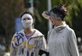 Chineses recorrem a "facekinis", máscara de rosto inteiro, para enfrentar onda de calor 
