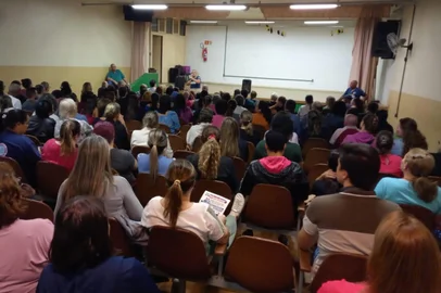 O Sindicato dos Servidores Públicos Municipais de Bento Gonçalves (Sindiserp-BG) decidiu, em assembleia na noite desta quinta-feira (13) com a presença de mais de 200 pessoas, em iniciar "estado de greve" e abrem prazo para negociação com o prefeito Diogo Siqueira até o dia 24 de março. A ação significa alertar ao Governo de que, a qualquer momento, poderão deflagrar uma greve. O fato ocorre após a aprovação da retirada de benefícios dos servidores na segunda-feira (10), na Câmara de Vereadores. <!-- NICAID(15995680) -->