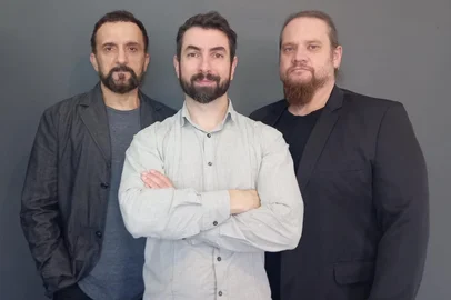 O trio Sala Três será a atração do projeto Concertos ao Entardecer neste domingo, dia 27 de julho, a partir das 18h, na sede social do Recreio da Juventude. A apresentação tem entrada franca, com sugestão de doação de alimentos não perecíveis. Formado na Serra gaúcha em 2024, o Sala Três é composto por Tomás Savaris (violão), Ricardo Biga (Harmônica de Boca) e Geraldo Aita (guitarra semi-acústica).<!-- NICAID(16088066) -->